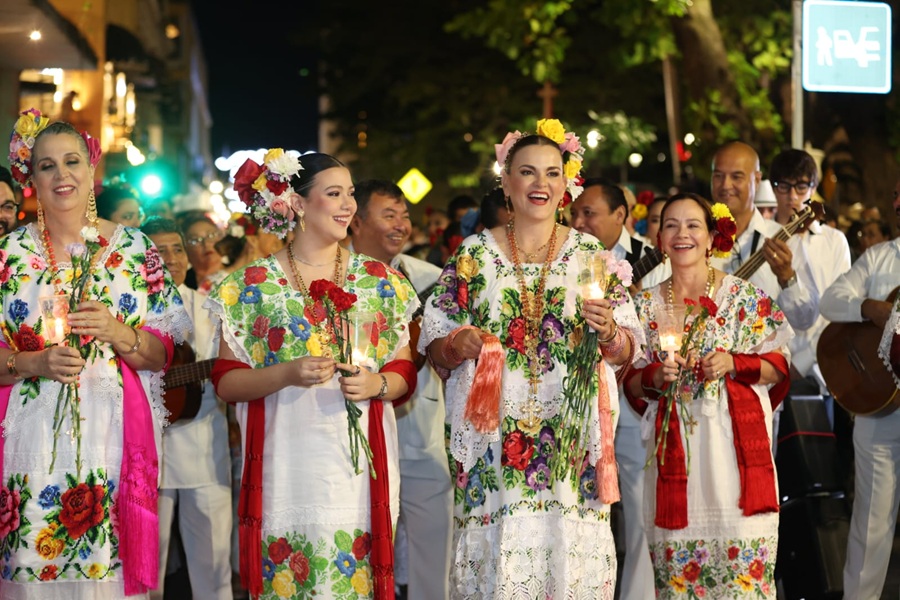 Cientos de voces le cantan las mañanitas a Mérida por sus 484 años