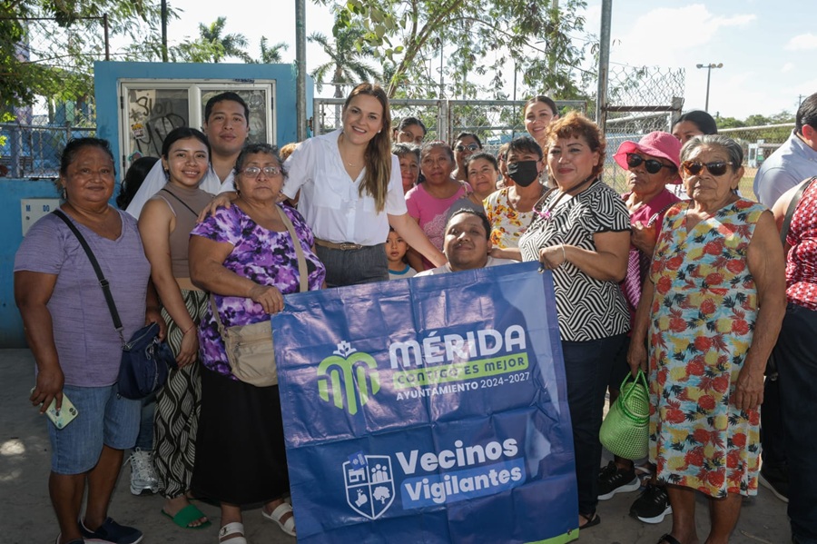 Cecilia Patrón realiza intensa jornada de entrega de calles en Mérida