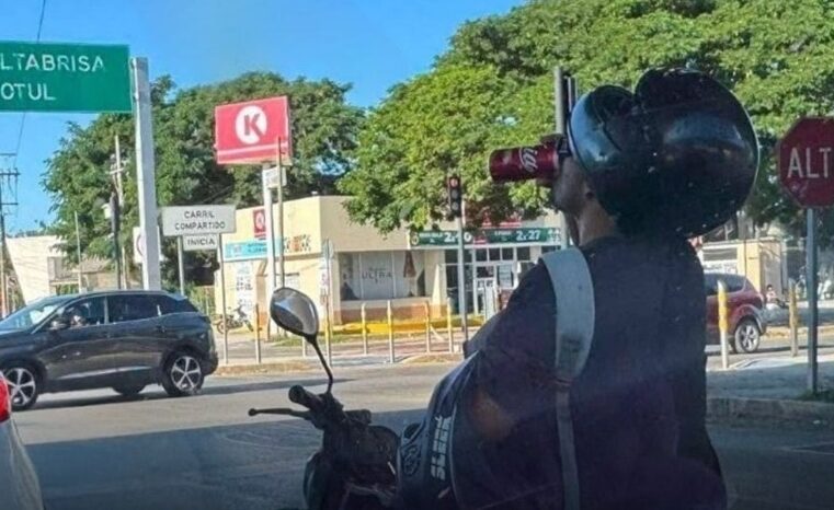 Captan a motociclista meridano bebiendo cerveza mientras hacía su alto