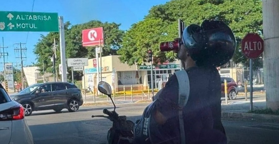 Captan a motociclista meridano bebiendo cerveza mientras había su alto