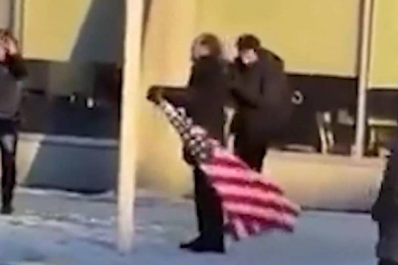 Detienen a sujeto que intentó izar una bandera de Estados Unidos en Groenlandia