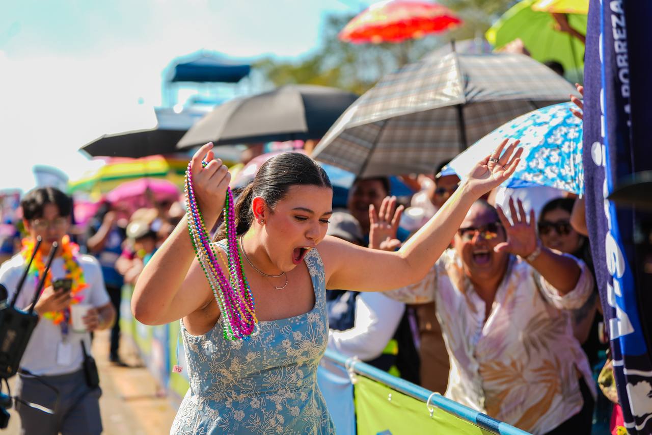 Solazo, calorón y mucha diversión en el domingo de bachata en Ciudad Carnaval