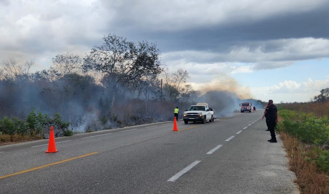 Incendio de auto por cortocircuito en la carretera Muna-Umán