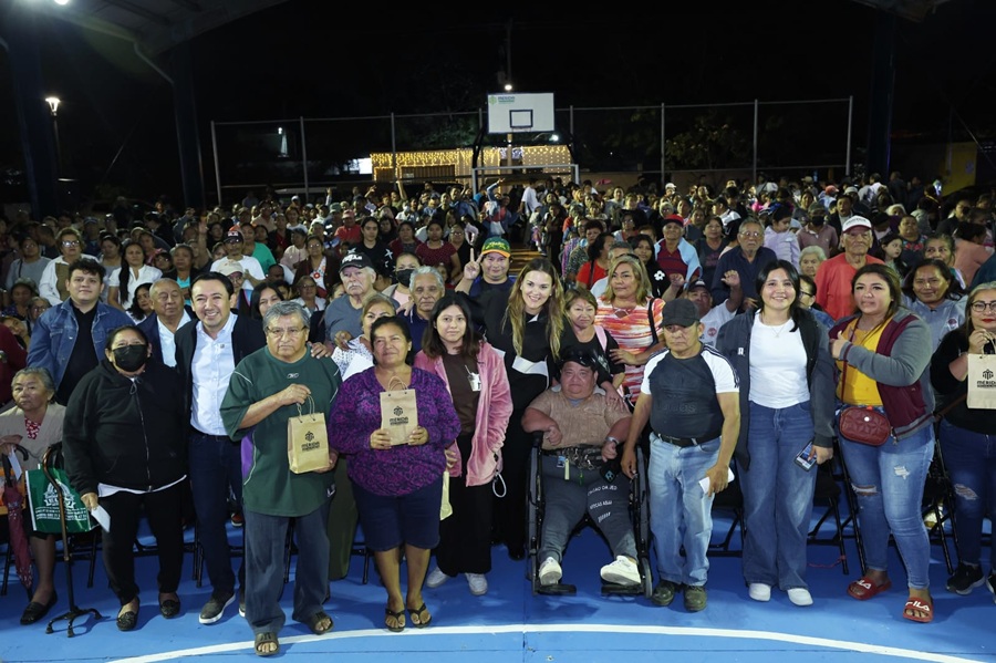 Cecilia Patrón entrega lentes gratuitos a 513 personas en El Roble Agrícola