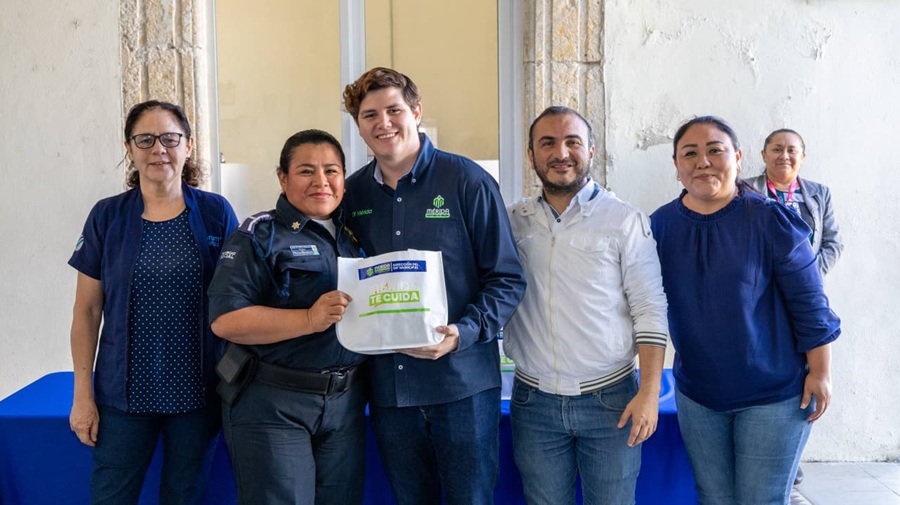 Ayuntamiento de Mérida entrega auxiliares auditivos a personas con discapacidad