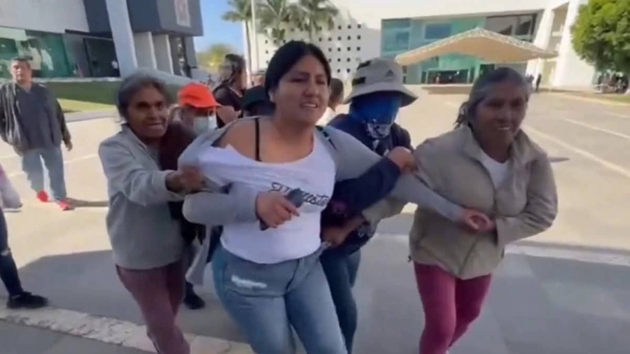 Por falta de obras, ciudadanos detienen a la alcaldesa de San Agustín Amatengo