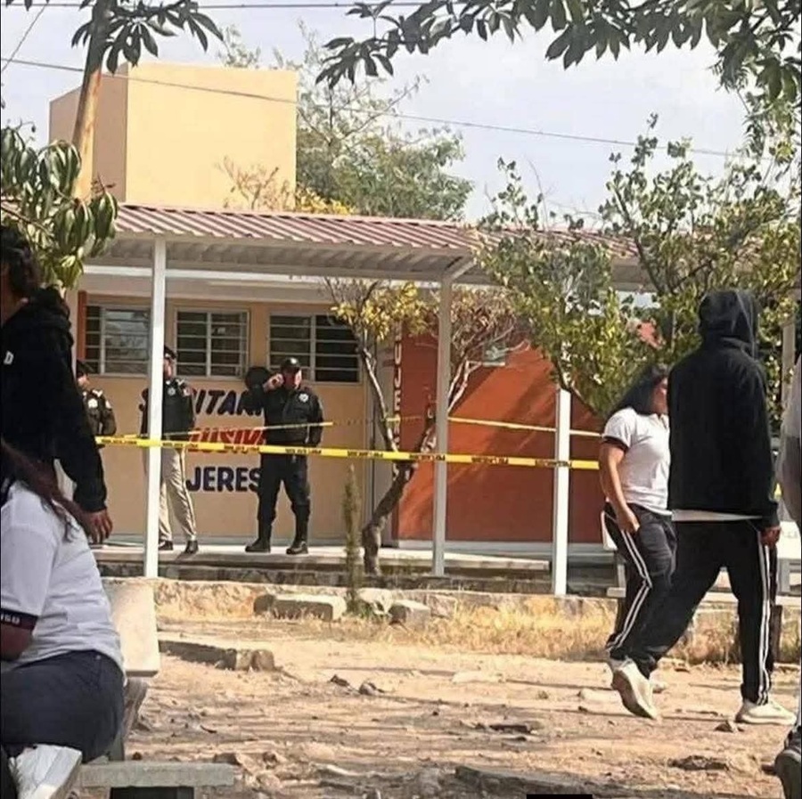 Alumna de 16 años da a luz en los baños de una preparatoria