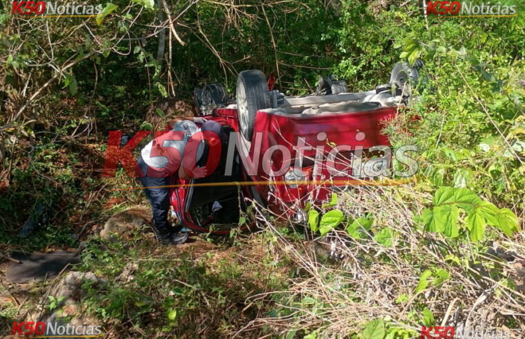 Rescatan a mujer que estuvo atrapada varias horas dentro de su auto