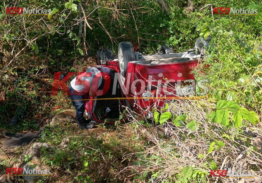 Rescatan a mujer que estuvo atrapada varias horas dentro de su auto