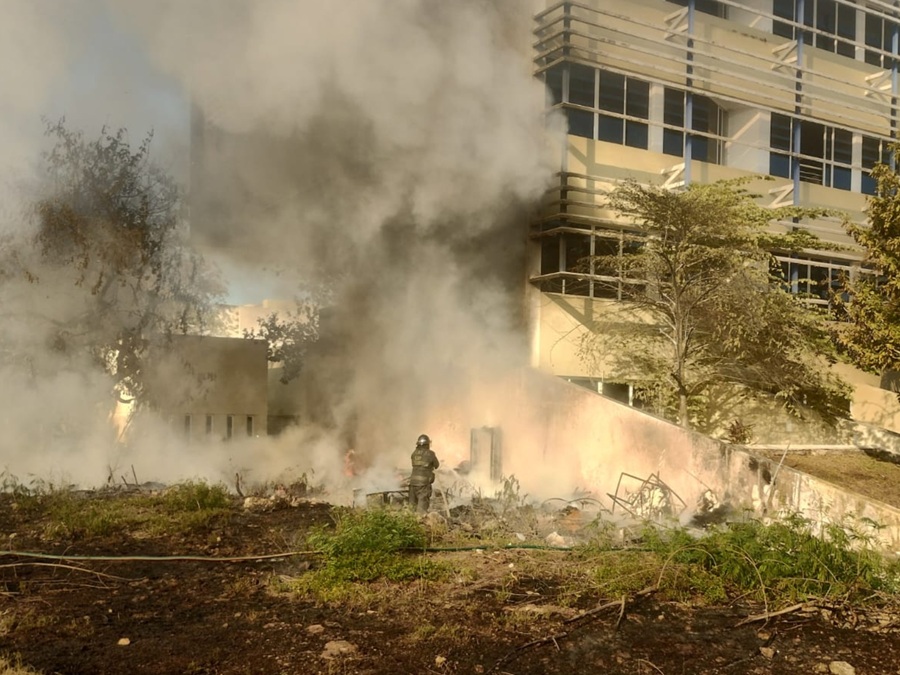 Se incendia bodega en el Campus de Ciencias Sociales de la Uady