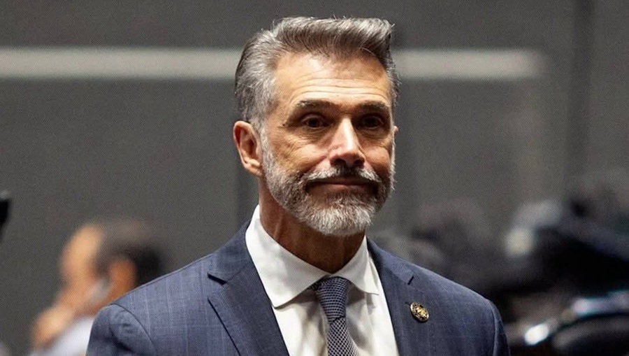 Expulsan de Morena a Sergio Mayer por abandonar su labor legislativa por un reality Show