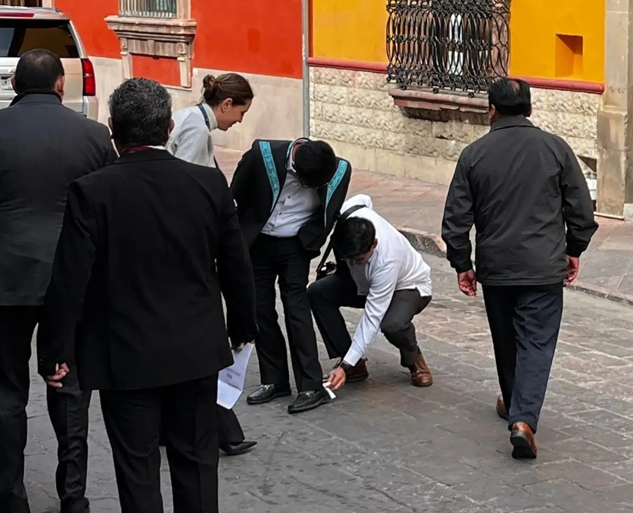 ‘Tres patines’ el supremo: Colaboradores le limpian los zapatos al ministro Hugo Aguilar