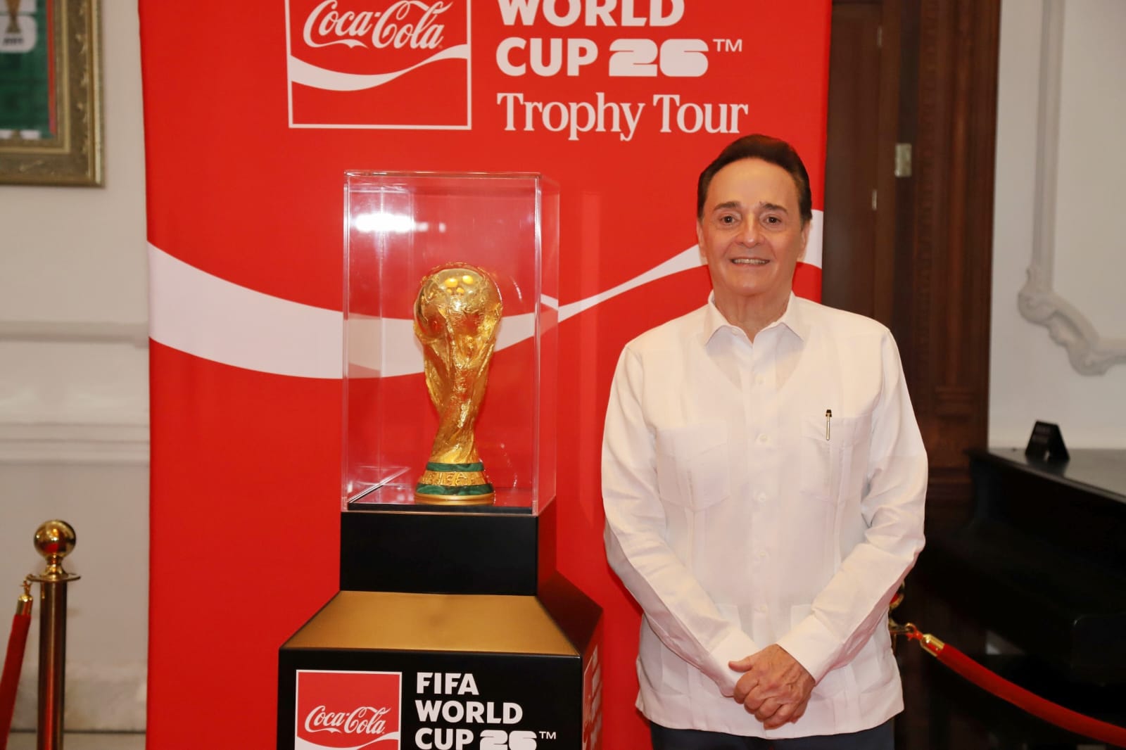 Mérida recibe el trofeo original de la Copa Mundial de la FIFA
