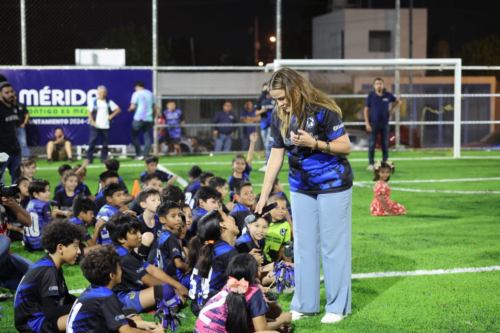 Maratón de obras del Ayuntamiento llega a Caucel: Cecilia Patrón entrega espacios, calles y luminarias