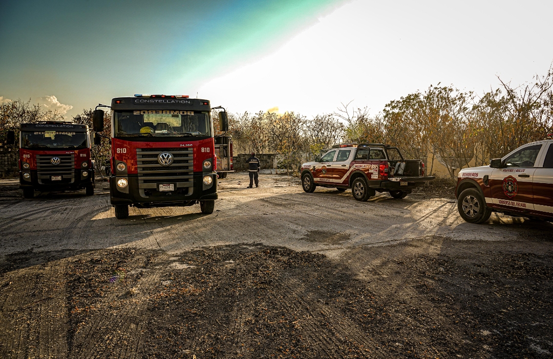 Movilización por incendio de maleza y basura en el Periférico de Mérida