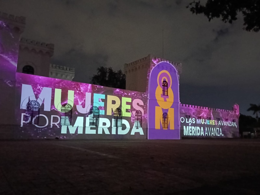 Ayuntamiento de Mérida presenta un videomapping conmemorativo del 8M en La Peni