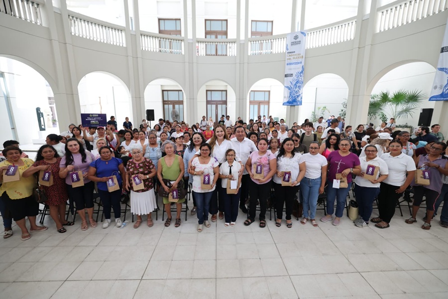 Fortalece Cecilia Patrón la salud y economía de las mujeres con entrega de lentes gratuitos