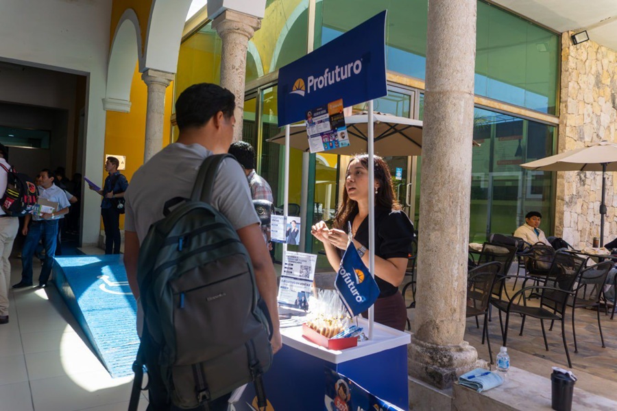 Feria de empleo acerca más de 180 oportunidades laborales a jóvenes en Mérida