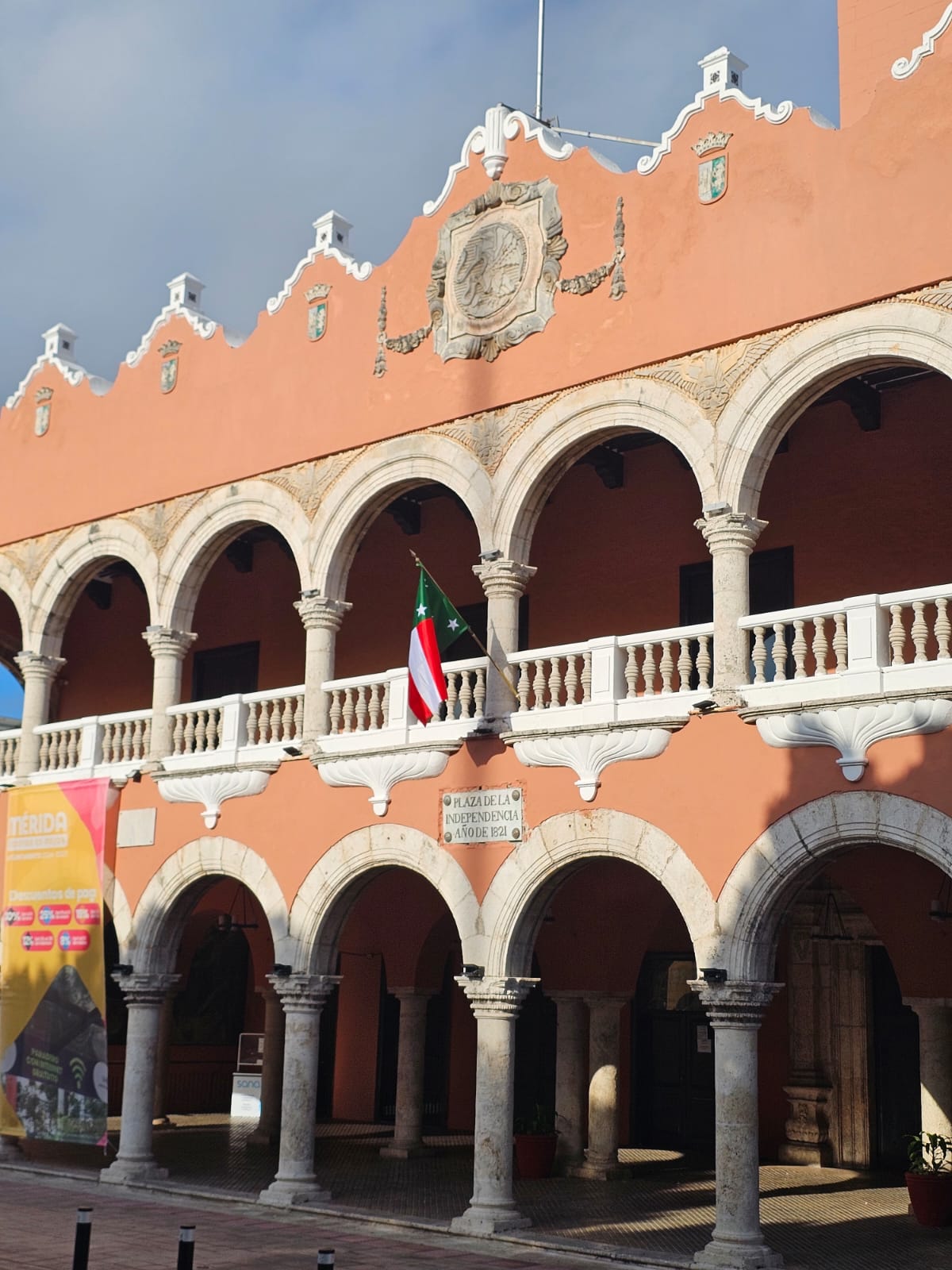 La bandera de Yucatán vuelve a ondear en el Palacio Municipal de Mérida