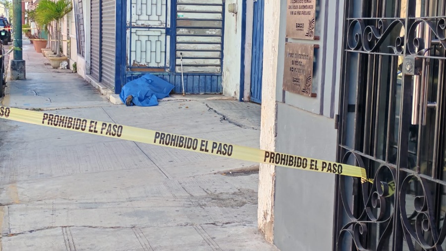 Hombre de 70 años muere en calles del centro de Mérida