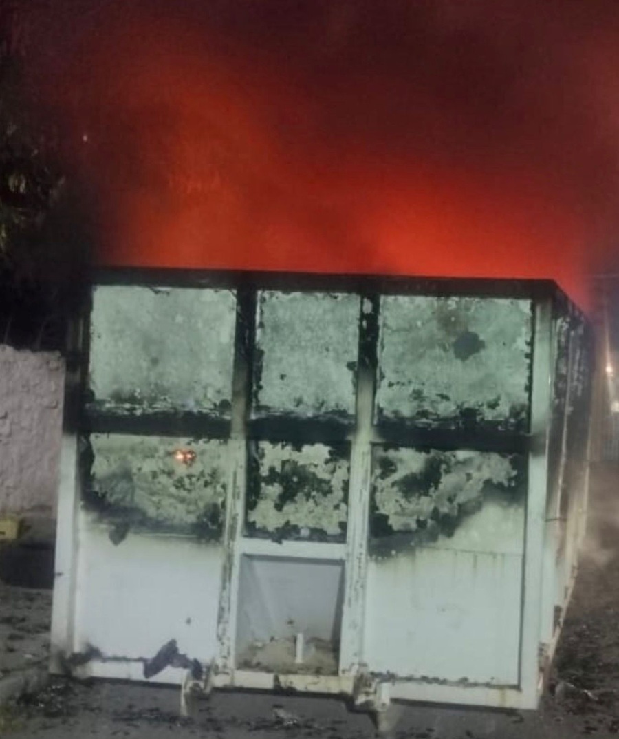 Se quema un contenedor de residuos en el Centro de Mérida