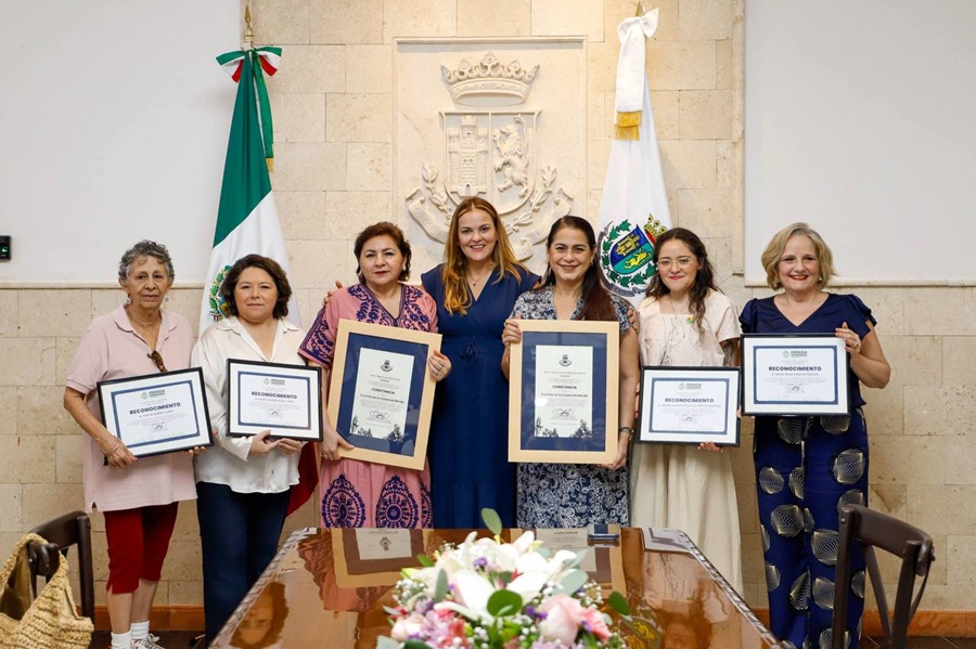Cecilia Patrón entrega nombramientos a las primeras mujeres cronistas de Mérida