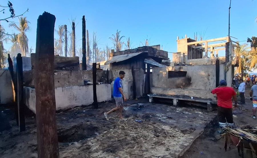 Incendio en Puerto Escondido consume decenas de negocios