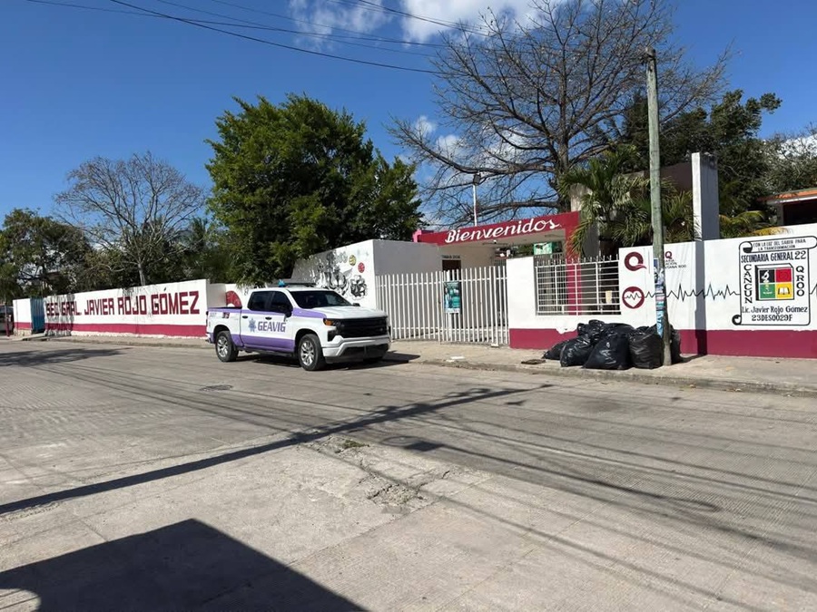 Acusan a un maestro de tener un amorío con una alumna, en una secundaria de Cancún