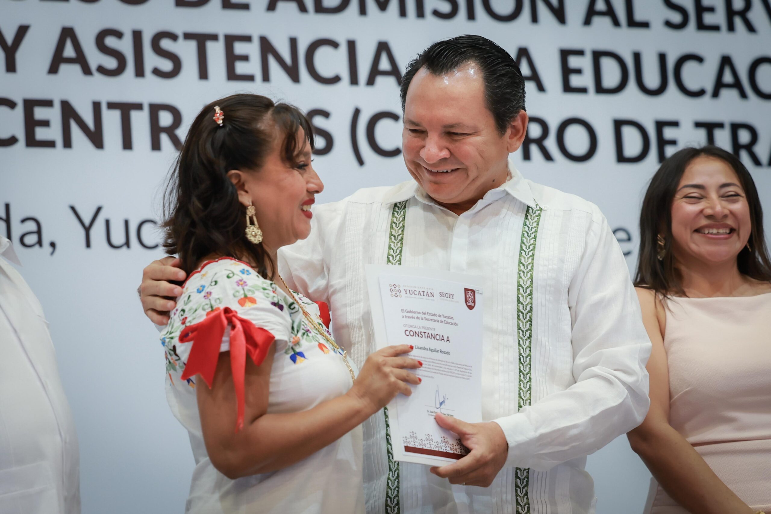Huacho Díaz entrega plazas a personal de apoyo educativo