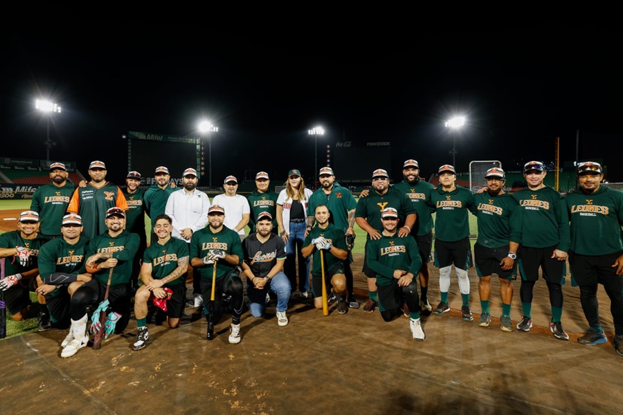 Cecilia Patrón acompaña a los Leones de Yucatán antes del arranque de la temporada de la LMB