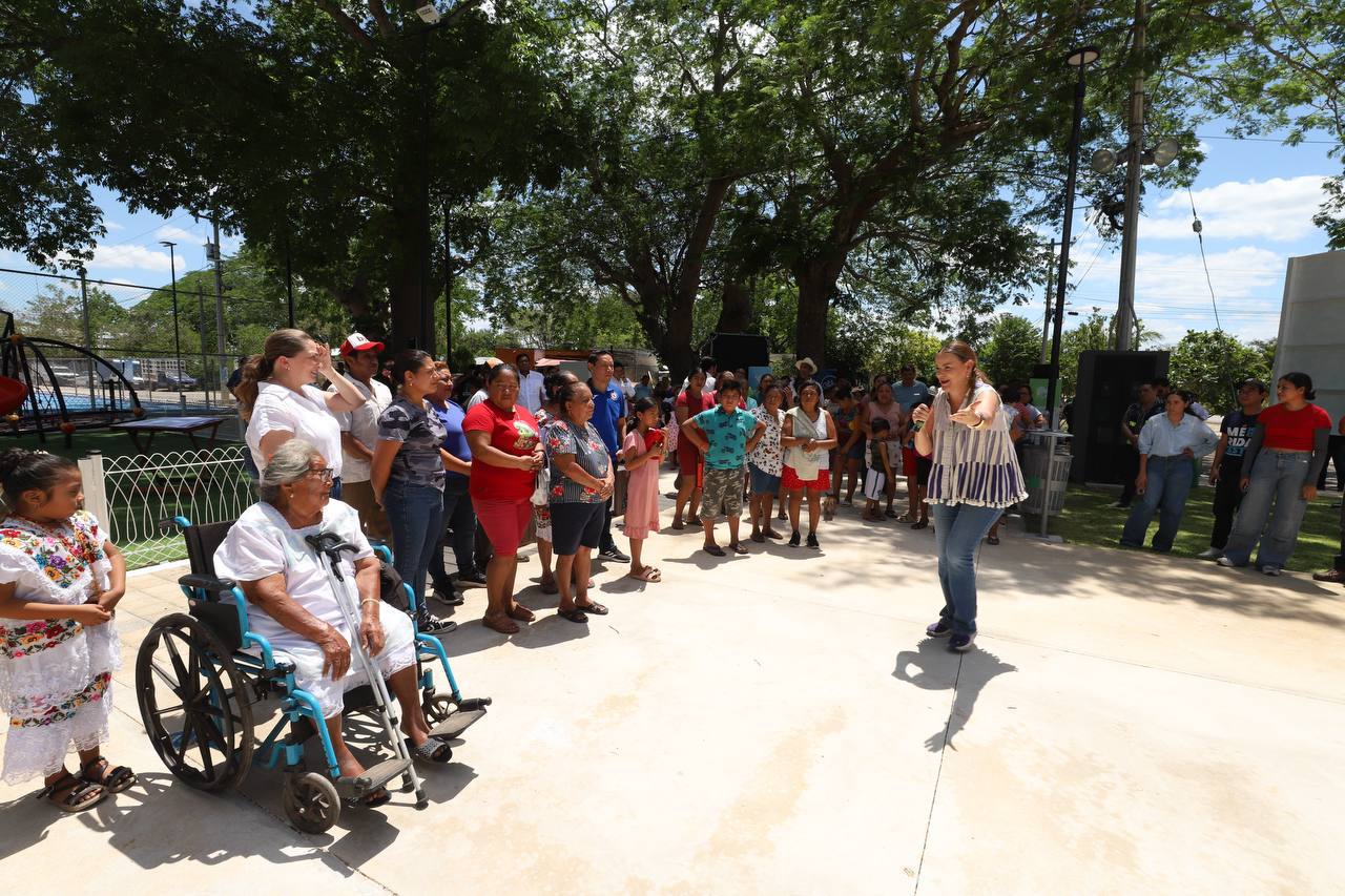 Cecilia Patrón supervisa construcción de rampas en 86 parques de Mérida