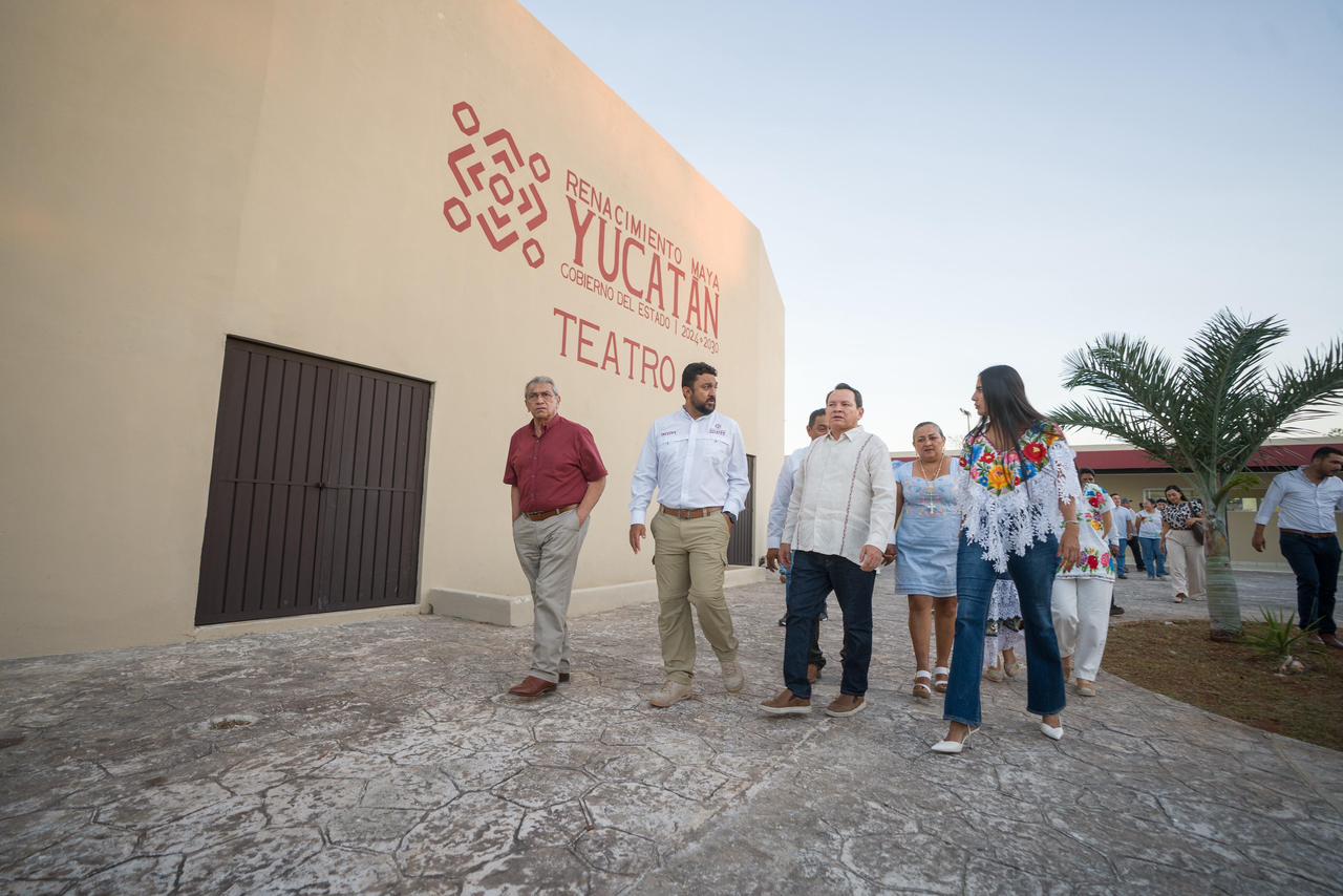 Díaz Mena entrega renovada Casa de la Cultura en Tekit