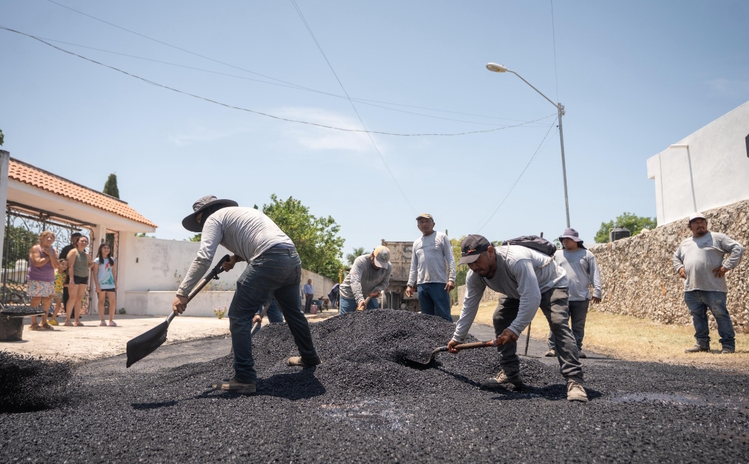 Inician trabajos de bacheo en calles de la colonia Leandro Valle