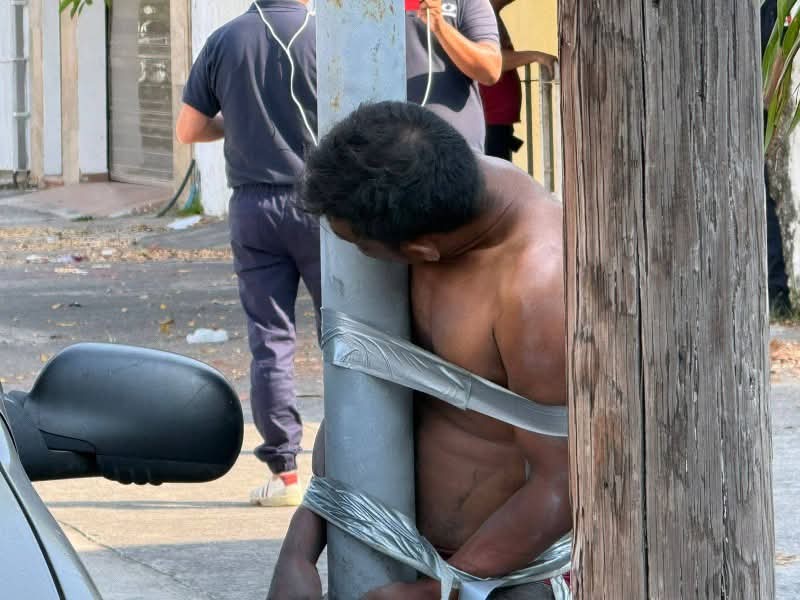 Vecinos amarran a ladrón a un poste; la policía no puede detenerlo por falta de flagrancia