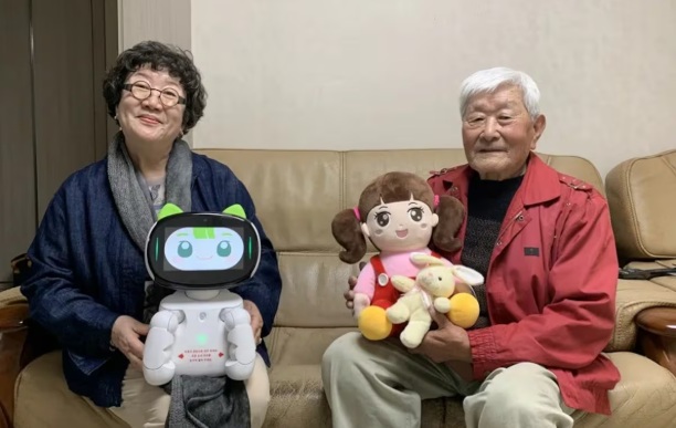 Muñecos inteligentes acompañan a abuelitos que viven solos