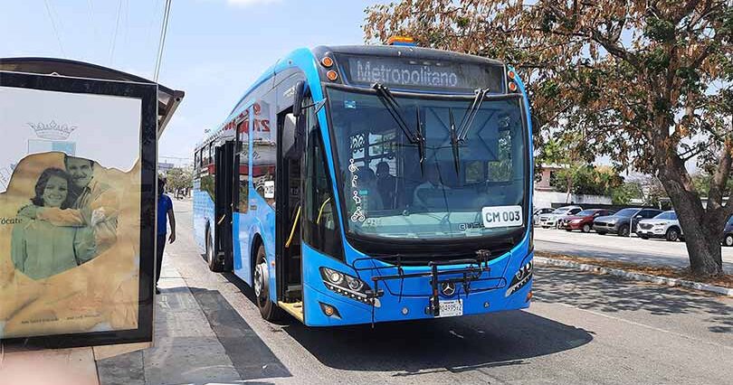 Huelga de choferes en el Circuito Metropolitano deja sin transporte a cientos de usuarios