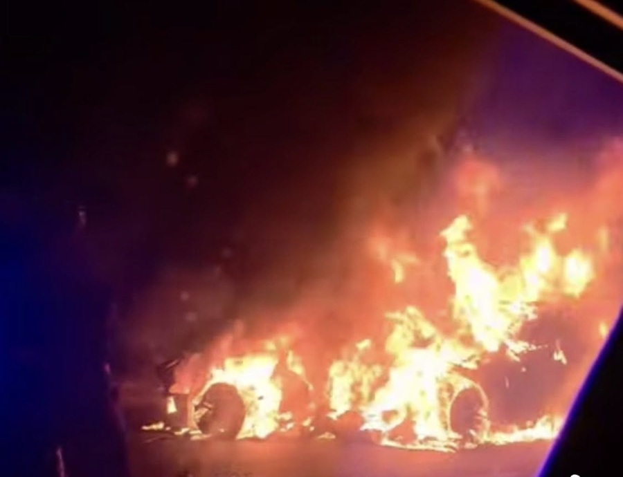 Dos jóvenes mueren en arrancones en la Mérida-Progreso: choca su auto y se incendia