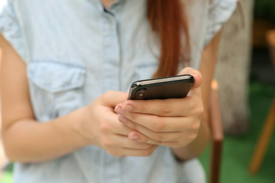 Estudio revela el efecto de 21 días sin el celular en estudiantes: dormir mejor, menos depresión y paz mental