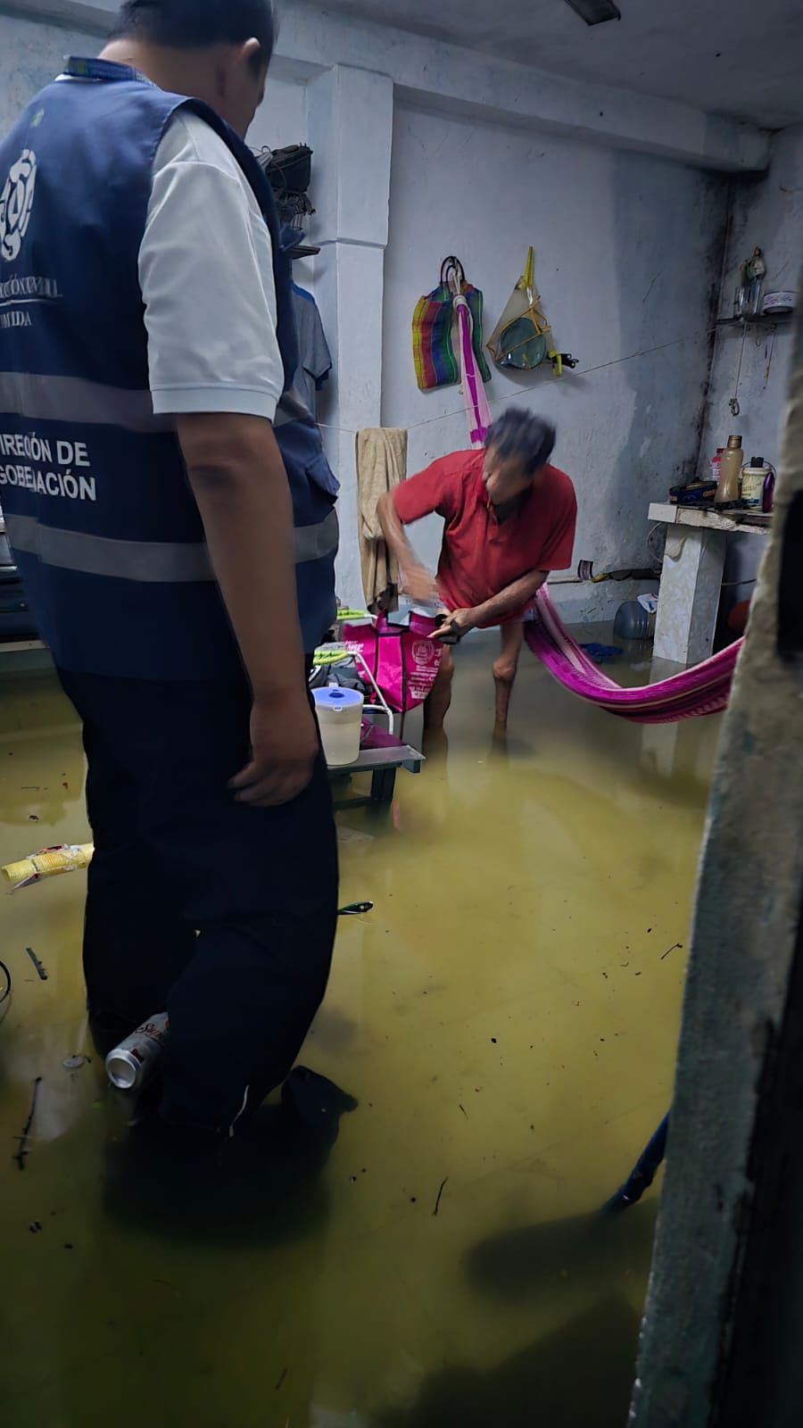 Ayuntamiento de Mérida rescata a adulto mayor afectado por inundación en la  Mulsay