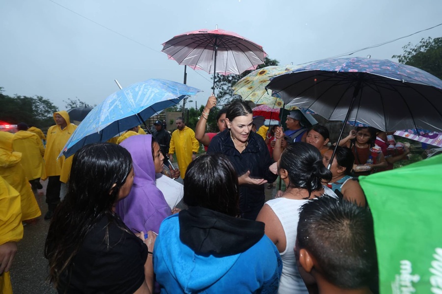 Cecilia Patrón recorre asentamientos del sur de Mérida tras otro día de intensa lluvia
