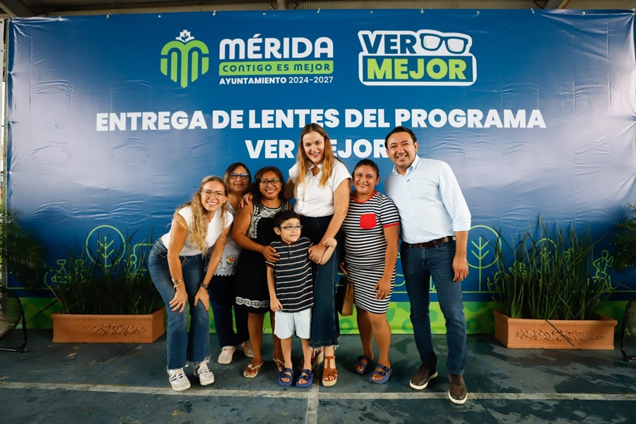 Fortalece Cecilia Patrón la economía de las familias meridanas: entrega más de 10 mil lentes