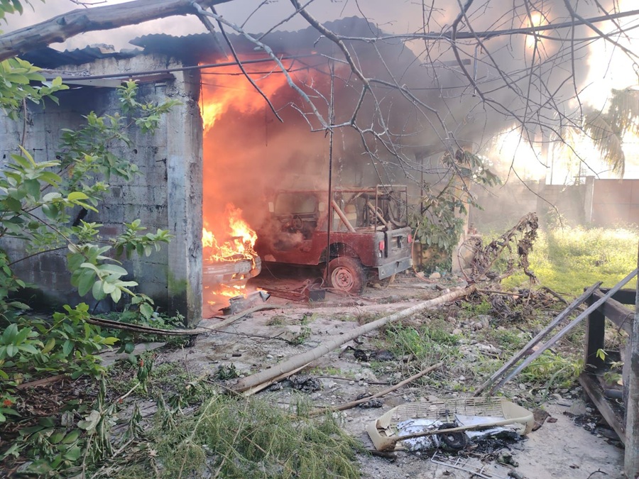 Se queman dos vehículos en un predio abandonado en Mulchechén, Kanasín