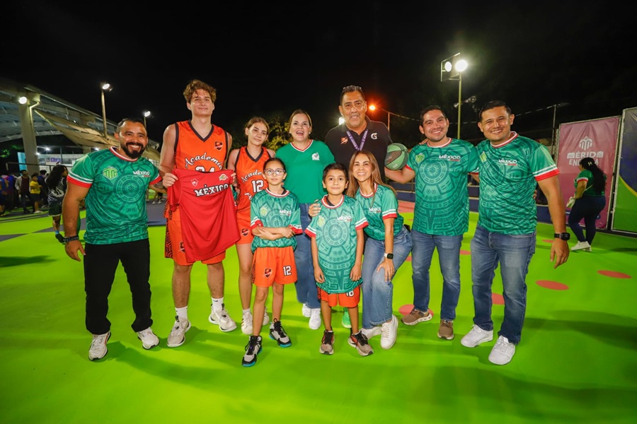 Cecilia Patrón Laviada entrega la cuarta cancha mundialista del Mérida Fútbol Fest, en Cordemex