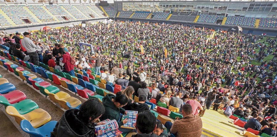 Chilenos no van al mundial, pero llenan un estadio solo para cambiar figuritas del álbum Panini