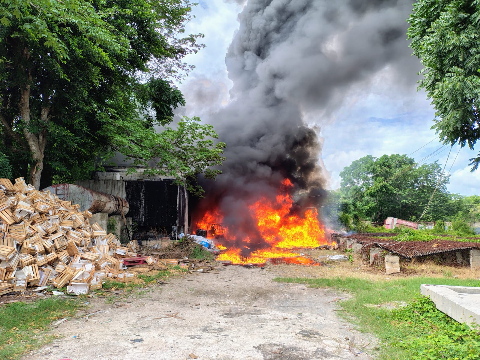 Se incendia bodega dónde almacenaba aceites, en Dzoyolá