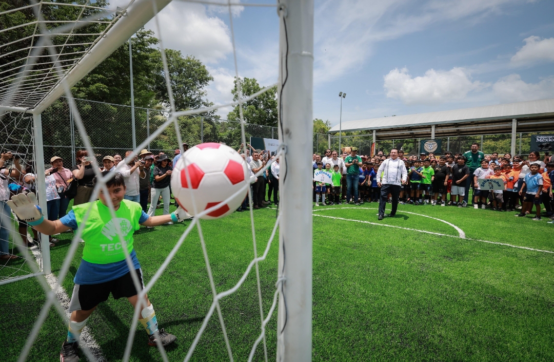 Gobierno de Hucatan entrega una nueva cancha deportiva en el interior del estado