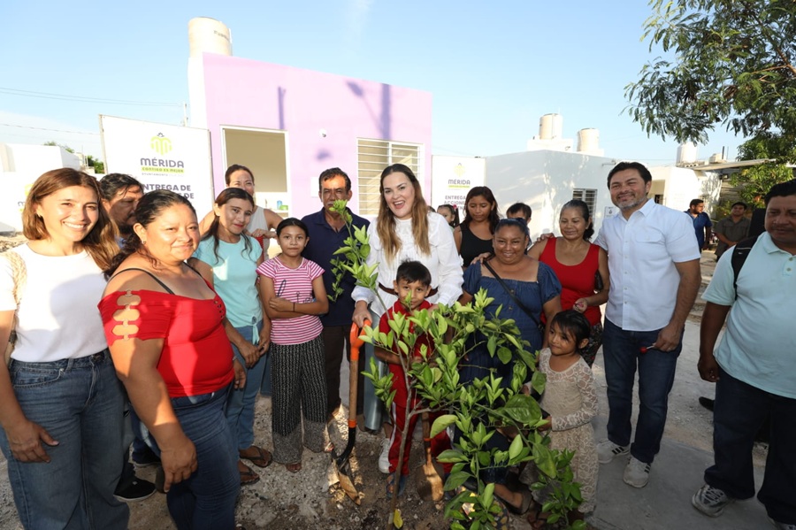 Cecilia Patrón entrega viviendas a 16 familias afectadas por incendio que destruyó sus casas