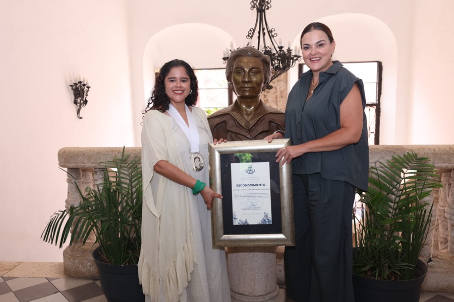 El Ayuntamiento de Mérida entrega la Medalla «Rosa Torre González» a Liliana Judith Hernández Santibañez