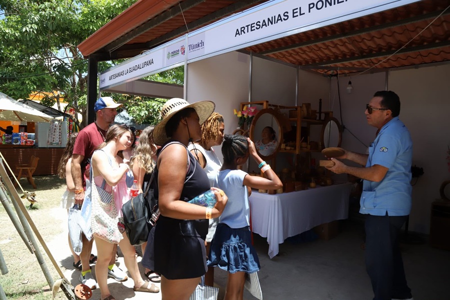 Feria Tunich atrae a viajeros de crucero y fortalece el turismo comunitario