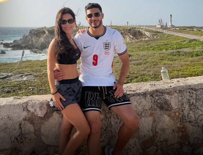 Raúl Jiménez vacaciona en Isla Mujeres